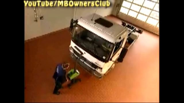 Mercedes-Benz Atego 2: Glühlampen der Scheinwerfereinheit auswechseln смотреть онлайн