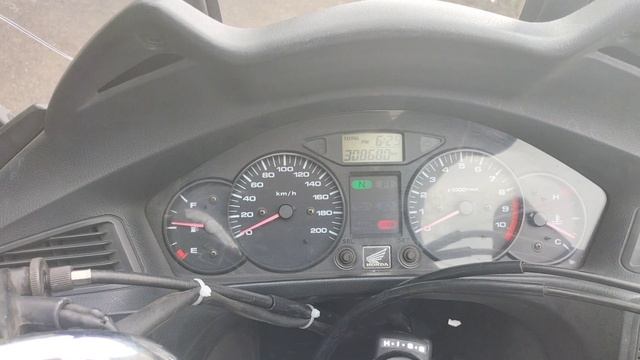 Honda Deauville 700, 308680 km (à peine rodée) смотреть онлайн