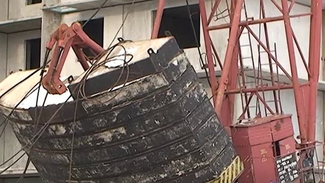 Башенный кран упал в г. Добрянка смотреть онлайн