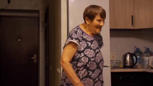 Бабушка танцует под песню В. Цоя смотреть онлайн
