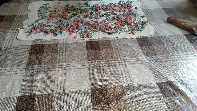 Рулетики из слоеного теста. Простые в приготовлении и очень вкусные. смотреть онлайн