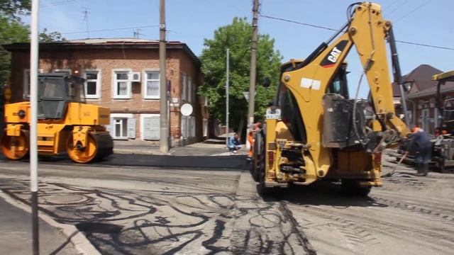 В Ейске ведется капитальный ремонт дорожного покрытия по улице Победы-2 смотреть онлайн