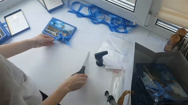 Процесс сборки пригласительных в коробки смотреть онлайн