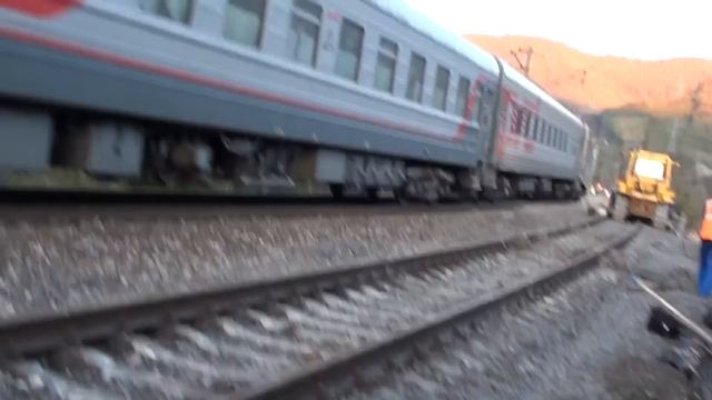 Дончак 092 с поездом Адлер Нижневаторск по временному пути ст. Греческий смотреть онлайн