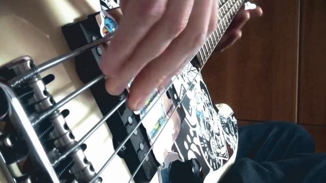 Уроки игры на бас гитаре / Как глушить струны смотреть онлайн