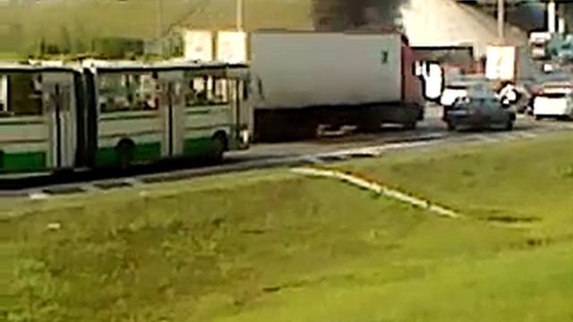 Автобус полностью сгорел на МКАДе смотреть онлайн