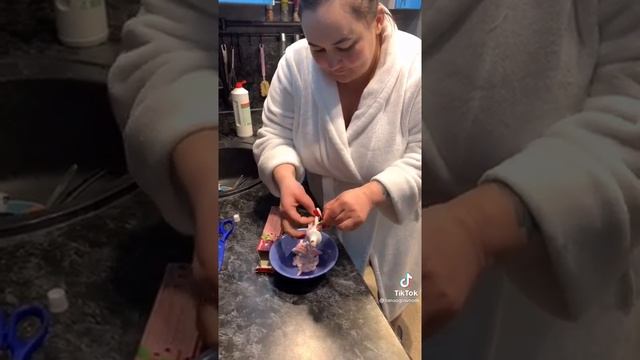 Нашла много денег в зубной пасте. смотреть онлайн