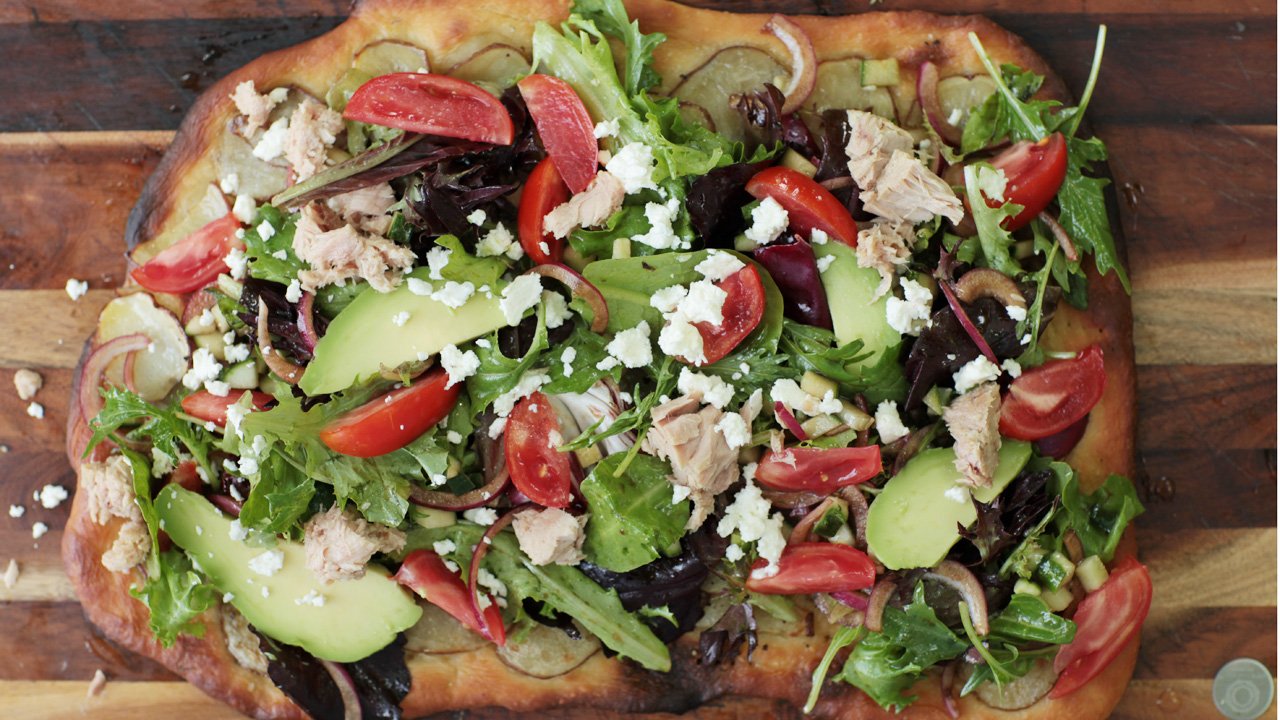 Легкая пицца с тунцом и салатом