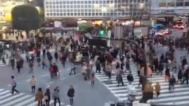 по этому переходу в день проходит 3-4 тыс людей смотреть онлайн