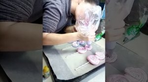 Меренга в виде цифры 8.К празднику 8 марта.