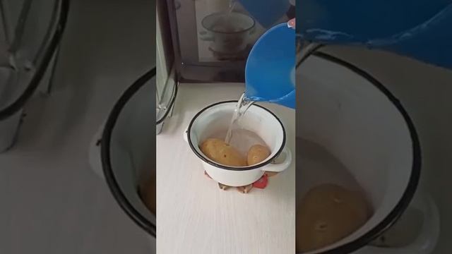Лайфхак. Как легко очистить картофель после варки. ?