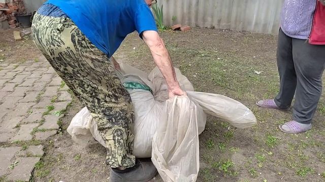 Красим ворота. Убираем укрывной. Мульчирование. смотреть онлайн
