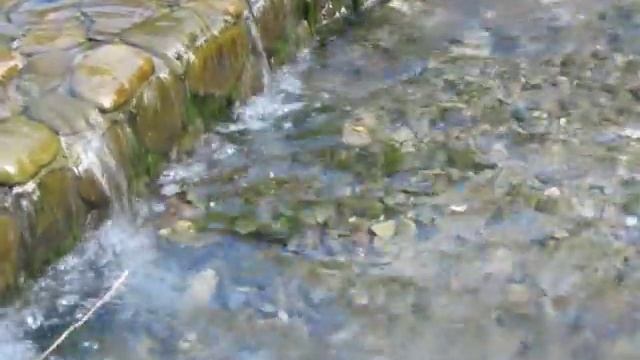 Умиротворяющий шум маленького водопадика. Вода издаёт приятные успокаивающие звуки смотреть онлайн