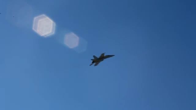 F-16 Military Jet flying at incredibly slow speeds смотреть онлайн