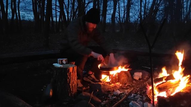 ТОМ ЯМ с ЛАПШОЙ и МОРЕПРОДУКТАМИ /еда в походе /одна сковородка смотреть онлайн