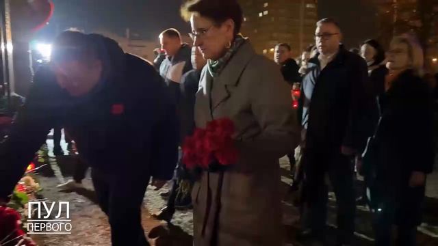 Беларусы несут цветы к зданию посольства России в Минске смотреть онлайн