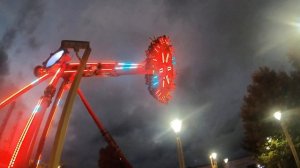 Сочи-Парк. Аттракцион «Вечный двигатель» в ночное время (июль 2022г)