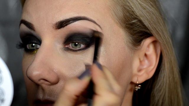 Новогодний макияж смокиайс с глиттером/ smoky eyes with glitter смотреть онлайн