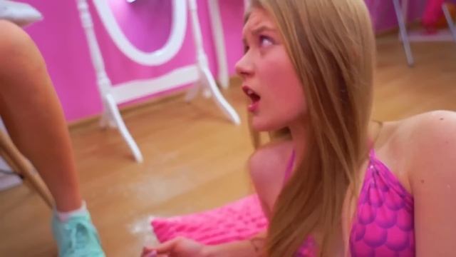 Богатая Русалка VS Бедная Русалка || Как Стать Гига Богатой Русалочкой смотреть онлайн