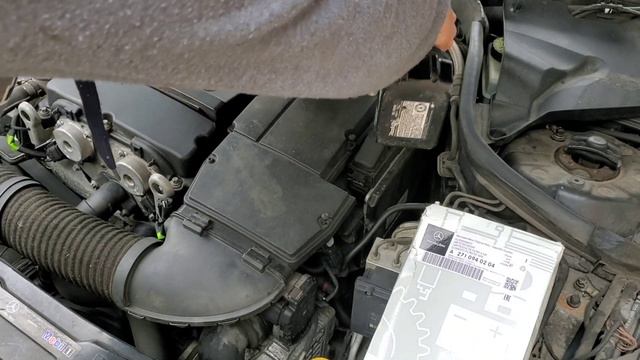 How to Replace Air Filter on Mercedes Benz C230 1.8 Kompressor смотреть онлайн