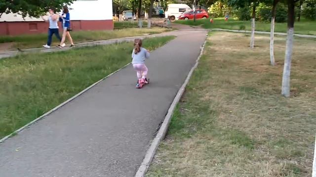 Катаемся на самокате Globber смотреть онлайн