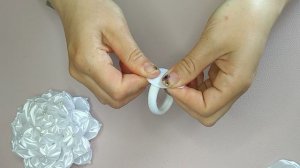 Бантики из атласной ленты 5 см шириной.