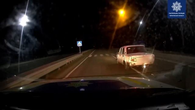 Неповнолітній за кермом авто намагався втекти від патрульних смотреть онлайн