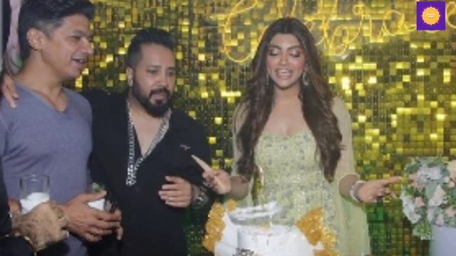 Mika Singh Surprise wife Akanksha puri Birthday celebration | Mika Singh and Akanksha puri смотреть онлайн