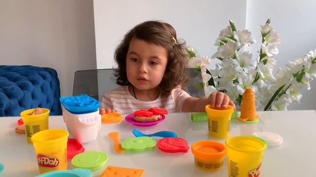 Первое видео! Лепим сендвич из пластилина Play Doh | Our first video! Play Doh toys sandvich смотреть онлайн