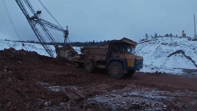 Белазы. Погрузка Белазов экскаватором CAT