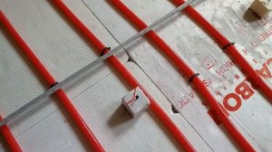 Отличный метод установки маяков стяжки теплого пола. Правильное сплошное армирование..