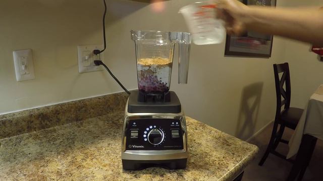Choco Blueberry Milkshake FEAT. Blendtec 725 and Vitamix Pro 750! смотреть онлайн