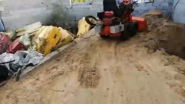 Мини Погрузчик в работе, тяжёлые испытания на стройке! смотреть онлайн