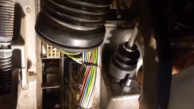 VOLVO  FM FMX замена главный цилиндр сцепления и прокачать ПГУ .