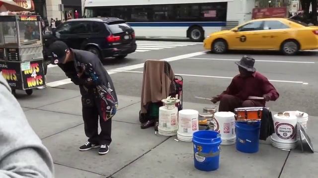 Уличный танцор в Нью-Йорке (США) смотреть онлайн