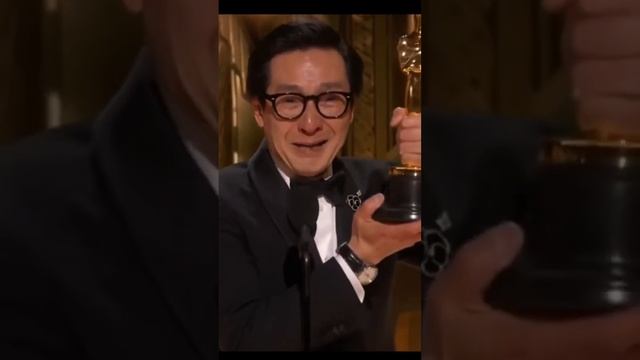 Оскар 2023 Ке Хюи Куан: «Мама, я получил Оскар!» #shorts #oscars #oscars2023 смотреть онлайн