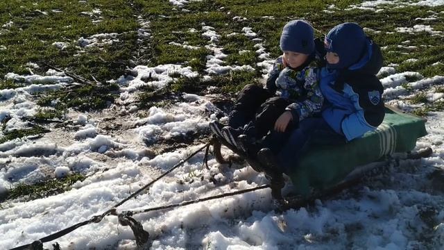 ВЕСЕЛО КАТАЕМСЯ НА САНКАХ! смотреть онлайн