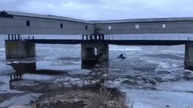 В Саратове лодочник пытался плыть по Волге среди льдин смотреть онлайн