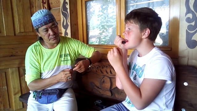 Болот Байрышев учит изображать дятла на комусе смотреть онлайн
