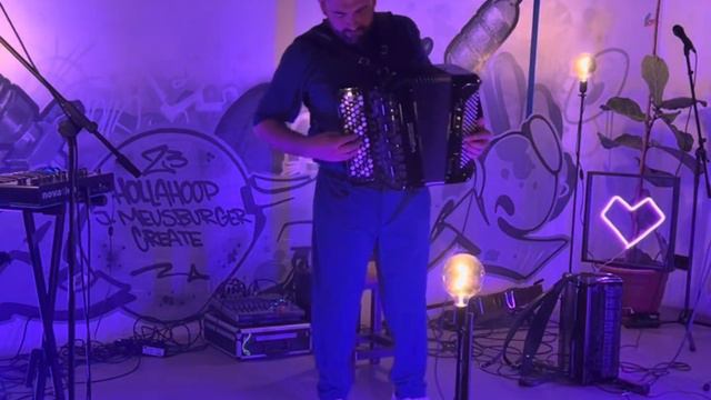 Alexander Xidi Christof - ‚Loop‘ (live accordion & loop station) смотреть онлайн