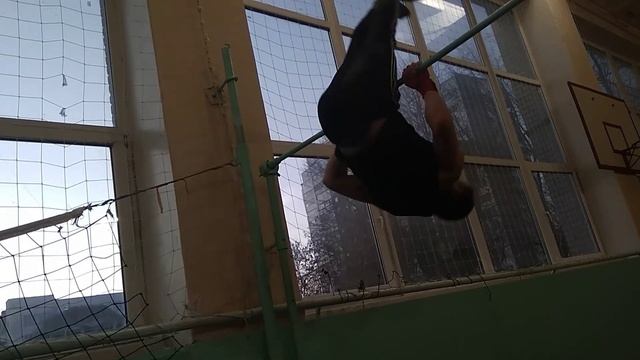 Подтягивания в ПЕРЕДНЕМ ВИСЕ. Тренировка в зале смотреть онлайн