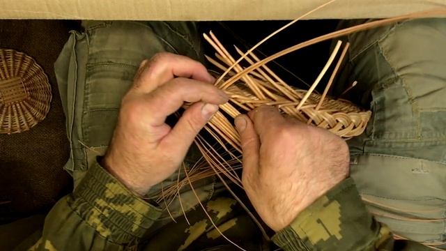 Плетение шкатулки из лозы. Косичка в 4 прута, как полный функционал. Бортик крышки. смотреть онлайн