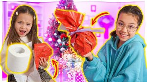 Пранканула младшую сестру, дарю самые тупые подарки на Новый год/ Видео Анютка малютка