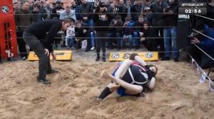 Бой:Карлик VS Длинного.Карлик победил.STRELKA.