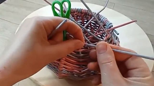 Шкатулка пузатенькая из газетных трубочек. A box made of newspaper tubes. смотреть онлайн