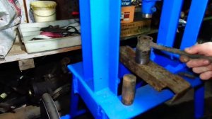 Работа самодельного пресса, выпрессовываю сайлентблоки.