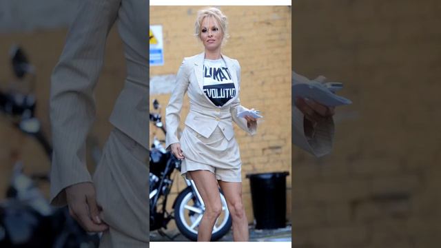 Street style: Pamela Anderson смотреть онлайн