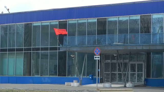 Red flag // Красный флаг над аэропортом // Pobedilovo // Kirov Russia // Киров Кировская область смотреть онлайн