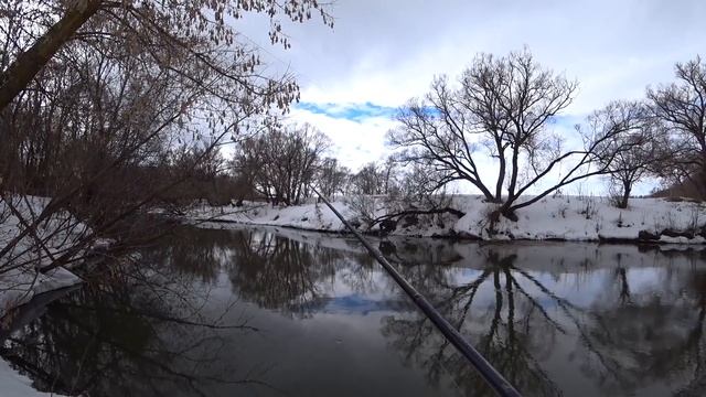 Рыбалка на ЩУКУ В МУТНОЙ ВОДЕ. Ловля на спиннинг весной. смотреть онлайн