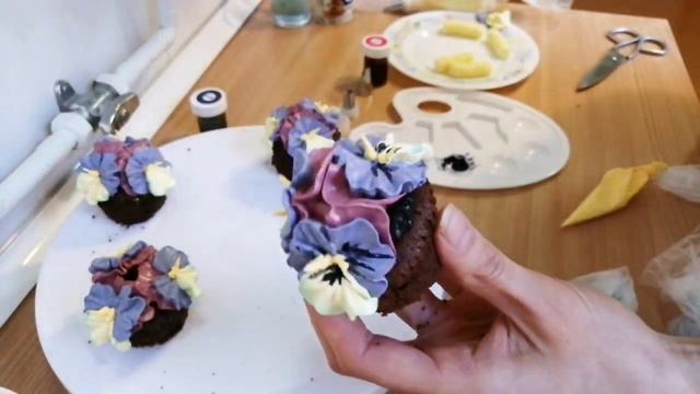 Оформление торта ЦВЕТАМИ из КРЕМА . ?"Анютины глазки"? смотреть онлайн